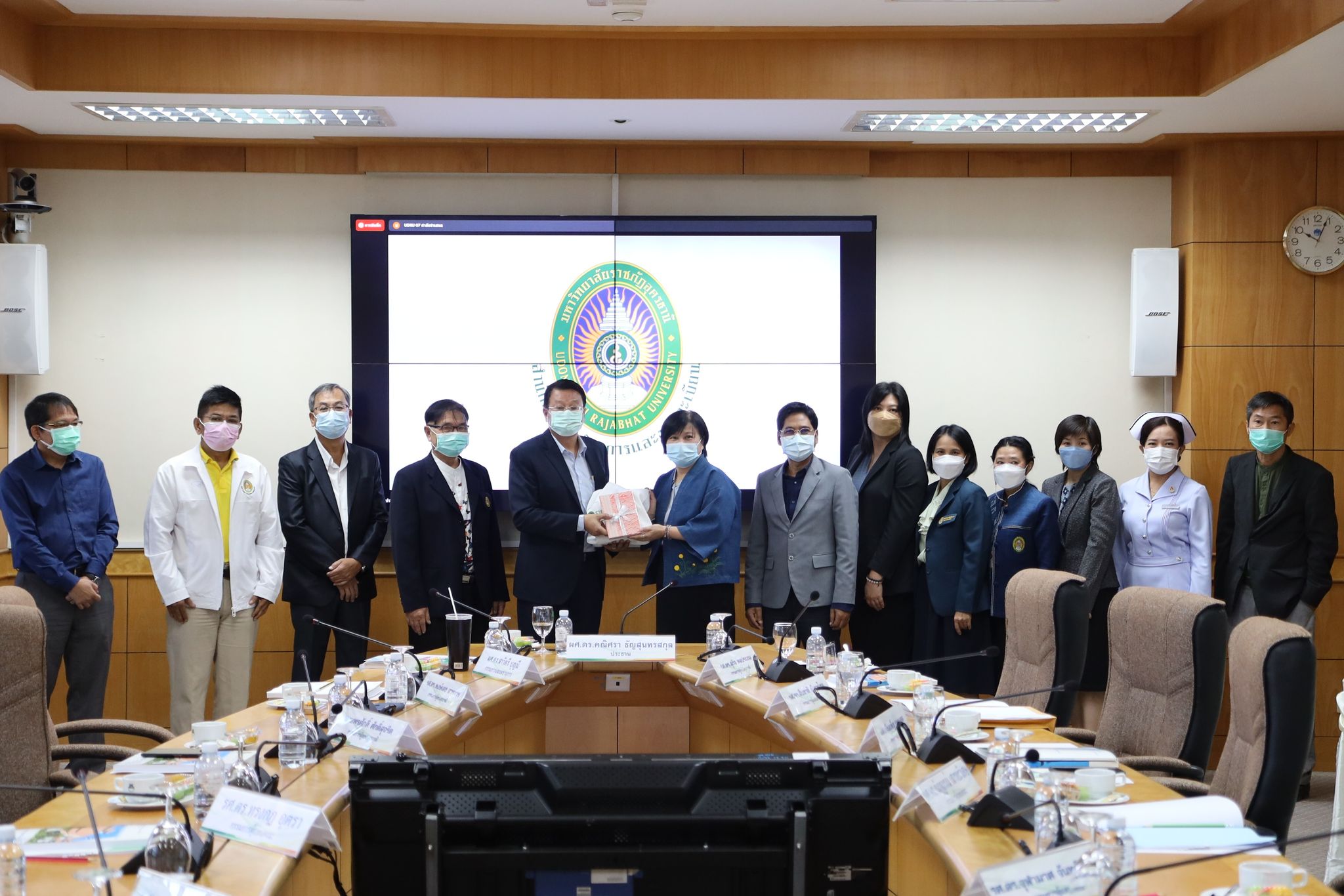 มอบของที่ระลึก คณะกรรมการสภาวิชาการ ครบวาระการดำรงตำแหน่ง